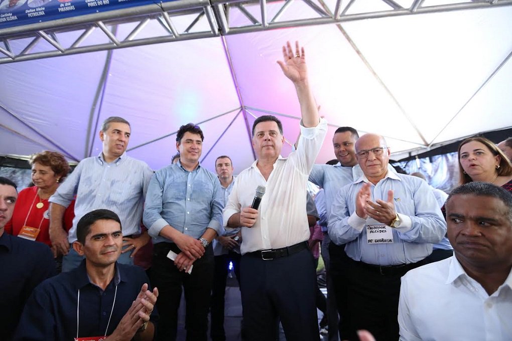 Ao participar de evento do PP, liderado pelo senador Wilder Morais, o governador Marconi Perillo anunciou que no dia 30 deste mês o governo de Goiás vai lançar o Programa de Investimentos e Entrega de Obras e Benefícios; "Depois de 2 anos e meio de luta, da maior crise da história do Brasil e dos planos de ajuste que nós tivemos a coragem de fazer, no dia 30, às 10 horas, vamos lançar o maior programa de investimentos do Brasil", disse a uma plateia formada por 141 prefeitos; o total de investimentos deve ultrapassar os R$ 2 bilhões e os convênios com as prefeituras já estão encaminhados (Foto: José Barbacena) Ao participar de evento do PP, liderado pelo senador Wilder Morais, o governador Marconi Perillo anunciou que no dia 30 deste mês o governo de Goiás vai lançar o Programa de Investimentos e Entrega de Obras e Benefícios; "Depois de 2 anos e meio de luta, da maior crise da história do Brasil e dos planos de ajuste que nós tivemos a coragem de fazer, no dia 30, às 10 horas, vamos lançar o maior programa de investimentos do Brasil", disse a uma plateia formada por 141 prefeitos; o total de investimentos deve ultrapassar os R$ 2 bilhões e os convênios com as prefeituras já estão encaminhados