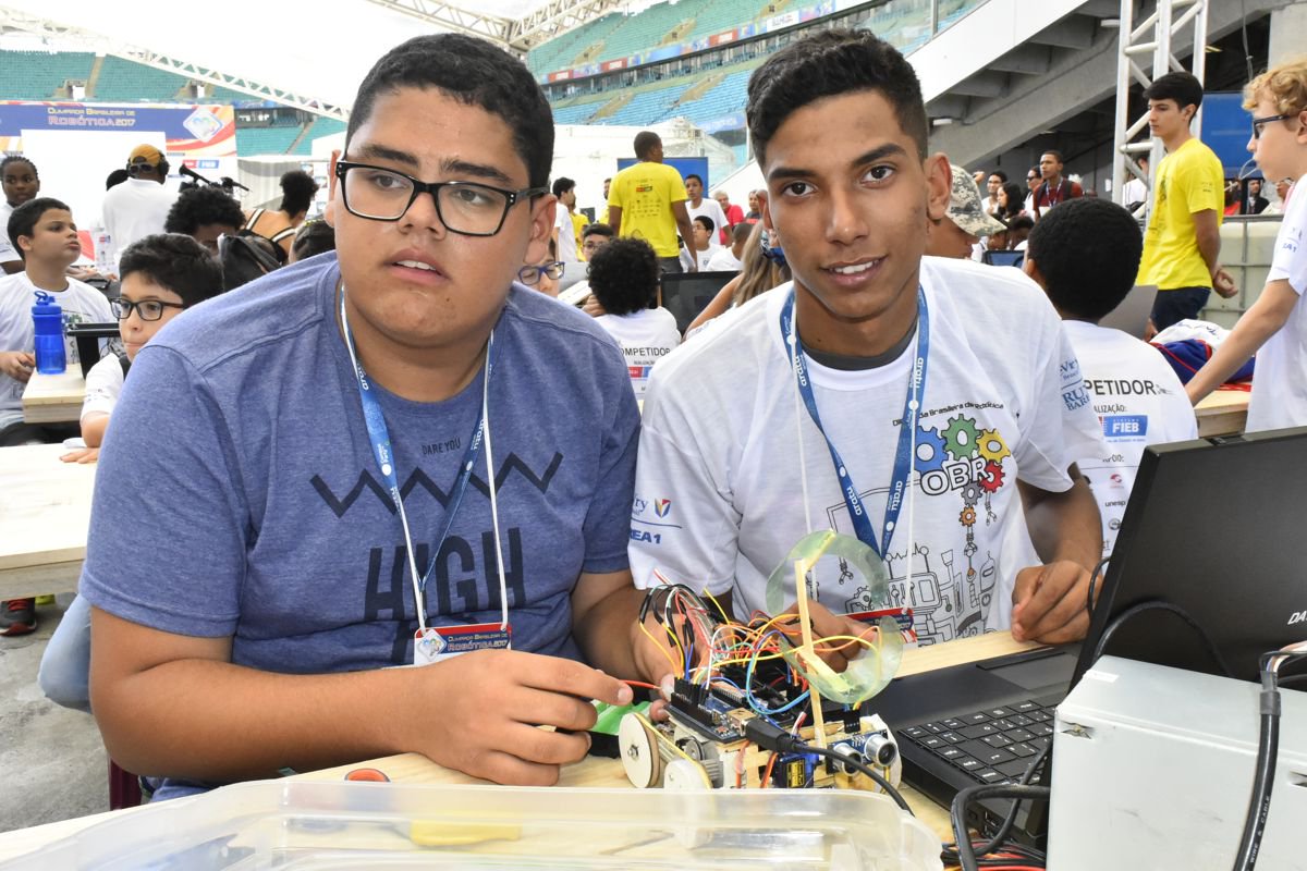 Acampados na Campus Party, que acontece até domingo (13), na Arena Fonte Nova, em Salvador, os estudantes da rede estadual apresentam projetos nas diferentes áreas temáticas do evento, visitando, trocando experiências e também ocupam espaços importantes como a etapa baiana do Campeonato Brasileiro de Robótica; os representantes da rede são dos Centros Juvenis de Ciência e Cultura (CJCC) de Itabuna (sul do estado) e Vitória da Conquista (sudoeste) e do Centro de Educação Profissional de Feira de Santana (centro norte; as equipes levaram protótipos de robôs, que foram criados usando muita criatividade, engenharia, inovação e até materiais recicláveis (Foto: Romulo Faro) Acampados na Campus Party, que acontece até domingo (13), na Arena Fonte Nova, em Salvador, os estudantes da rede estadual apresentam projetos nas diferentes áreas temáticas do evento, visitando, trocando experiências e também ocupam espaços importantes como a etapa baiana do Campeonato Brasileiro de Robótica; os representantes da rede são dos Centros Juvenis de Ciência e Cultura (CJCC) de Itabuna (sul do estado) e Vitória da Conquista (sudoeste) e do Centro de Educação Profissional de Feira de Santana (centro norte; as equipes levaram protótipos de robôs, que foram criados usando muita criatividade, engenharia, inovação e até materiais recicláveis