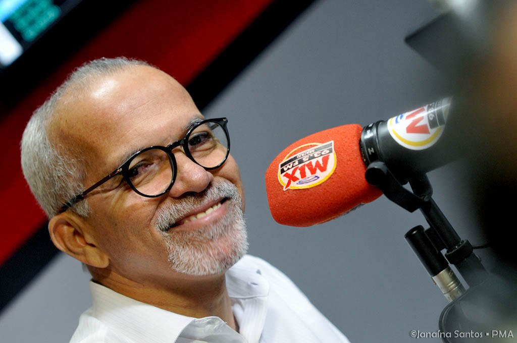 O prefeito Edvaldo Nogueira voltou a prestar esclarecimentos sobre a propositura de revogação do Imposto Predial e Territorial de Aracaju e ressaltou a importância da medida que concede ainda um desconto linear de 15% na planta de valores, além de normatizar futuros reajustes; “O fato objetivo é que estou cumprindo aquilo que prometi: o projeto de lei que enviei à Câmara revoga o aumento anual de 30% do IPTU, estabelecido na gestão passada e que valeria até 2022. Este aumento extorsivo não será mais cobrado do aracajuano” (Foto: Leonardo Lucena) O prefeito Edvaldo Nogueira voltou a prestar esclarecimentos sobre a propositura de revogação do Imposto Predial e Territorial de Aracaju e ressaltou a importância da medida que concede ainda um desconto linear de 15% na planta de valores, além de normatizar futuros reajustes; “O fato objetivo é que estou cumprindo aquilo que prometi: o projeto de lei que enviei à Câmara revoga o aumento anual de 30% do IPTU, estabelecido na gestão passada e que valeria até 2022. Este aumento extorsivo não será mais cobrado do aracajuano”