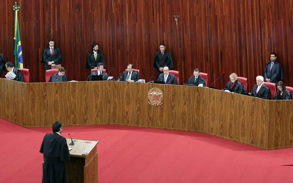 Mídia faz o jogo da desinformação e ilação, afirmando que a presidente deposta Dilma Rousseff e Michel Temer atuam juntos para protelar o julgamento da ação de cassação de Temer, que foi adiado pelo TSE; mas as defesas caminham em direções opostas; entenda os desdobramento possíveis do julgamento (Foto: Aquiles Lins) Mídia faz o jogo da desinformação e ilação, afirmando que a presidente deposta Dilma Rousseff e Michel Temer atuam juntos para protelar o julgamento da ação de cassação de Temer, que foi adiado pelo TSE; mas as defesas caminham em direções opostas; entenda os desdobramento possíveis do julgamento