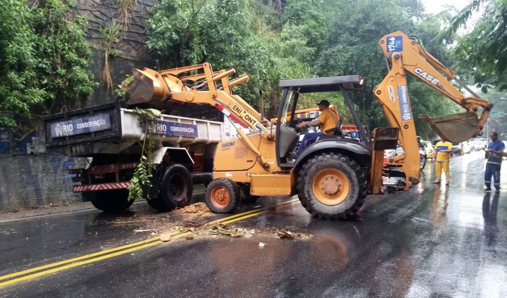 A prefeitura do Rio está com mil homens de diversos órgãos e secretarias, atuando em pontos atingidos pela chuva forte que atingiu várias regiões da cidade; apesar do temporal, em todo o município não houve registro de feridos ou de pessoas desalojadas, até o momento; a cidade está em estágio de atenção, com as equipes de prontidão para acionamentos de emergência (Foto: Leonardo Lucena) A prefeitura do Rio está com mil homens de diversos órgãos e secretarias, atuando em pontos atingidos pela chuva forte que atingiu várias regiões da cidade; apesar do temporal, em todo o município não houve registro de feridos ou de pessoas desalojadas, até o momento; a cidade está em estágio de atenção, com as equipes de prontidão para acionamentos de emergência