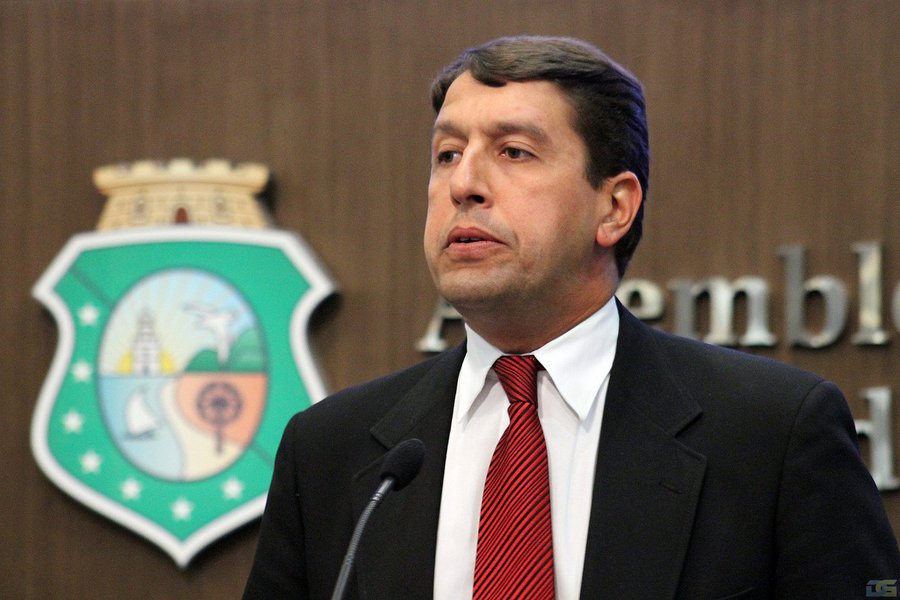 O deputado estadual Gony Arruda (PSD) defendeu nesta sexta (6), na Assembleia Legislativa, seu projeto de lei que autoriza a comercialização de bebidas alcoólicas nos estádios de futebol. Para o parlamentar, a proibição é fruto do preconceito e provoca a queda de arrecadação. Gony explicou que a venda será limitada a duas unidades por vez, por pessoa o que seria melhor do que vendas clandestinas e sem fiscalização (Foto: Rodrigo Rocha) O deputado estadual Gony Arruda (PSD) defendeu nesta sexta (6), na Assembleia Legislativa, seu projeto de lei que autoriza a comercialização de bebidas alcoólicas nos estádios de futebol. Para o parlamentar, a proibição é fruto do preconceito e provoca a queda de arrecadação. Gony explicou que a venda será limitada a duas unidades por vez, por pessoa o que seria melhor do que vendas clandestinas e sem fiscalização