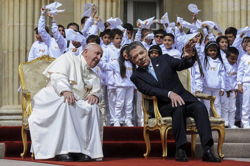 Em um dos momentos mais simbólicos de sua viagem à Colômbia, o papa Francisco ouviu o depoimento de quatro vítimas da guerra no país e se comoveu com os testemunhos dados nesta sexta-feira (8) na Parque Las Malocas de Villavicencio; o Pontífice se reuniu com mais de seis mil pessoas que tiveram suas vidas alteradas por conta dos mais de 50 anos de confrontos entre governo, as ex-Forças Armadas Revolucionárias da Colômbia (Farc) e grupos paramilitares; reconhecendo que é "difícil aceitar a mudança" de quem foi violentado, o Papa fez um novo apelo pela reconciliação do povo; "Colômbia, abra seu coração de povo de Deus e deixe-se reconciliar. Não temam a verdade nem a justiça" (Foto: Aquiles Lins) Em um dos momentos mais simbólicos de sua viagem à Colômbia, o papa Francisco ouviu o depoimento de quatro vítimas da guerra no país e se comoveu com os testemunhos dados nesta sexta-feira (8) na Parque Las Malocas de Villavicencio; o Pontífice se reuniu com mais de seis mil pessoas que tiveram suas vidas alteradas por conta dos mais de 50 anos de confrontos entre governo, as ex-Forças Armadas Revolucionárias da Colômbia (Farc) e grupos paramilitares; reconhecendo que é "difícil aceitar a mudança" de quem foi violentado, o Papa fez um novo apelo pela reconciliação do povo; "Colômbia, abra seu coração de povo de Deus e deixe-se reconciliar. Não temam a verdade nem a justiça"