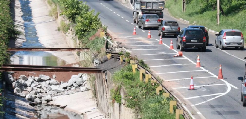 Os motoristas que trafegam pela Marginal Botafogo, em Goiânia, continuam enfrentando os transtornos causados pela interdição de parte de uma das pistas da via; o trecho, no sentido Setor Pedro Ludovico/Centro, foi interditado no início de maio devido ao risco de desabamento da pista; fotógrafo do Jornal Opção, Fernando Leite, flagrou nesta semana os motoristas tendo que se espremer e se arriscar para conseguir passar pelo trecho interditado; obras serão iniciadas só na segunda quinzena de junho (Foto: José Barbacena) Os motoristas que trafegam pela Marginal Botafogo, em Goiânia, continuam enfrentando os transtornos causados pela interdição de parte de uma das pistas da via; o trecho, no sentido Setor Pedro Ludovico/Centro, foi interditado no início de maio devido ao risco de desabamento da pista; fotógrafo do Jornal Opção, Fernando Leite, flagrou nesta semana os motoristas tendo que se espremer e se arriscar para conseguir passar pelo trecho interditado; obras serão iniciadas só na segunda quinzena de junho
