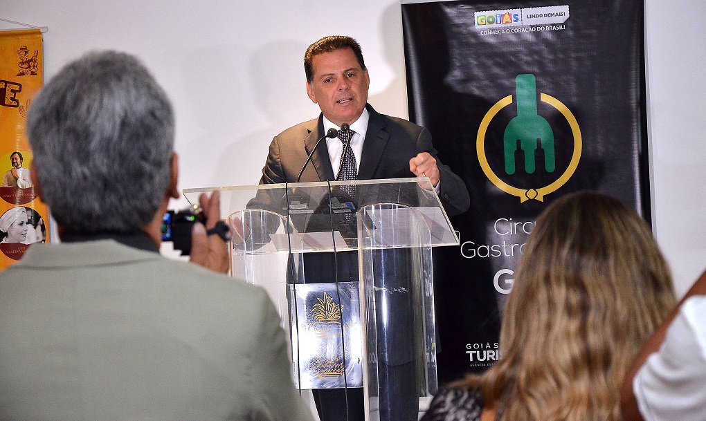 Governador Marconi Perillo comentou, nesta quarta-feira, sobre as delações da Operação Lava Jato em que foi citado; em vídeo postado no Facebook, ele reforçou que se colocará à disposição para esclarecer todos os questionamentos; "Não restará nenhuma dúvida. Não temos absolutamente nada a temer", disse; "Nós investimos, de 2011 para cá, mais de R$ 6 bilhões em obras, licitadas por vários órgãos do governo. A construtora Odebrecht não ganhou uma licitação e não participa de nenhuma obra. Falam do Entorno de Brasília, mas tudo que foi feito no Entorno do DF foi feito pela Saneago, com recursos da Saneago" (Foto: José Barbacena) Governador Marconi Perillo comentou, nesta quarta-feira, sobre as delações da Operação Lava Jato em que foi citado; em vídeo postado no Facebook, ele reforçou que se colocará à disposição para esclarecer todos os questionamentos; "Não restará nenhuma dúvida. Não temos absolutamente nada a temer", disse; "Nós investimos, de 2011 para cá, mais de R$ 6 bilhões em obras, licitadas por vários órgãos do governo. A construtora Odebrecht não ganhou uma licitação e não participa de nenhuma obra. Falam do Entorno de Brasília, mas tudo que foi feito no Entorno do DF foi feito pela Saneago, com recursos da Saneago"