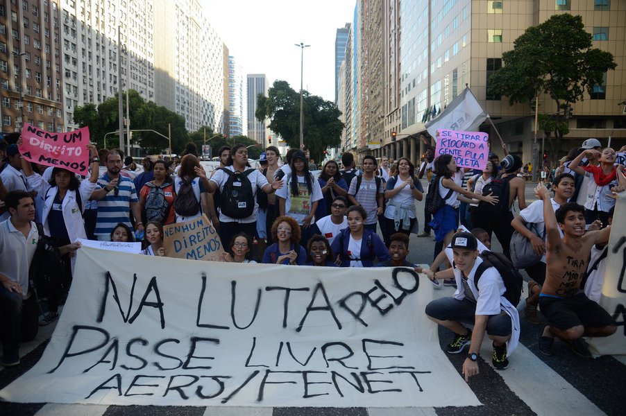 Estudantes dos ensinos médio e técnico protestaram nesta segunda-feira contra o corte de passe livre nos ônibus para alunos das redes municipal e federal do Rio de Janeiro, medida que afeta 26 mil estudantes que dependem de transportes intermunicipais para estudar; "Nosso ato é contra a suspensão do Riocard para os estudantes das redes municipal e federal. Uma liminar não garante nada. A conta com gastos em transporte, principalmente para aqueles que moram longe, vai além de R$ 700 por mês. A juventude pobre não vai poder ter acesso a um ensino público de qualidade", disse a diretora da Federação Nacional dos Estudantes de Ensino Técnico, Caroline Januário (Foto: Romulo Faro) Estudantes dos ensinos médio e técnico protestaram nesta segunda-feira contra o corte de passe livre nos ônibus para alunos das redes municipal e federal do Rio de Janeiro, medida que afeta 26 mil estudantes que dependem de transportes intermunicipais para estudar; "Nosso ato é contra a suspensão do Riocard para os estudantes das redes municipal e federal. Uma liminar não garante nada. A conta com gastos em transporte, principalmente para aqueles que moram longe, vai além de R$ 700 por mês. A juventude pobre não vai poder ter acesso a um ensino público de qualidade", disse a diretora da Federação Nacional dos Estudantes de Ensino Técnico, Caroline Januário