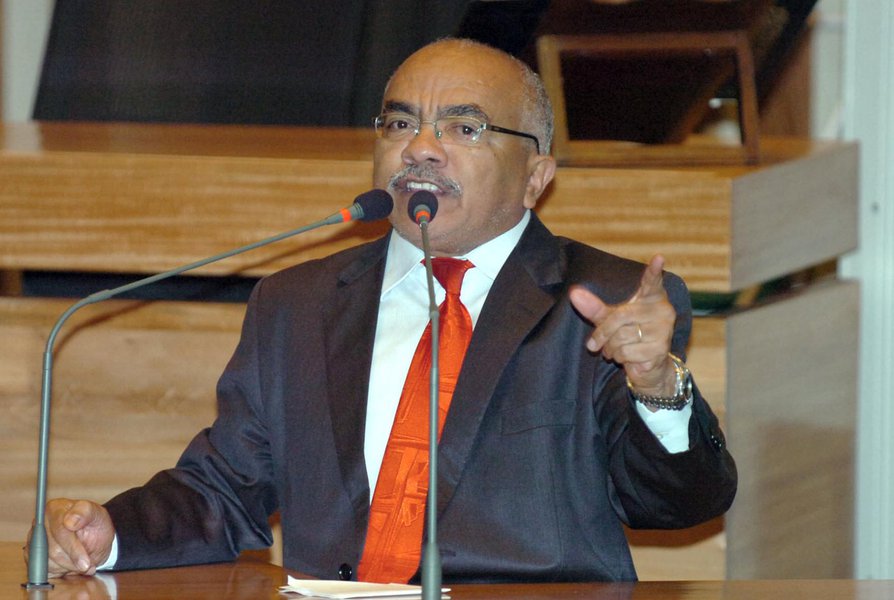 O deputado distrital Chico Vigilante (PT) bateu duro em Michel Temer, após a delação dos donos da JBS, os empresários Joesley Batista e seu irmão Wesley, apontar que o peemedebista deu aval para comprar o silêncio do ex-deputado Eduardo Cunha (PMDB-PR); "Agora, não falta mais nada para que Temer e seus comparsas deixem o Planalto pelas portas dos fundos. Temer está nu. Sua face de corrupto está à mostra. A Nação dá um ultimato a Temer: renuncie ainda hoje (18), caso tenha um mínimo de dignidade e de vergonha na cara", disse (Foto: Leonardo Lucena) O deputado distrital Chico Vigilante (PT) bateu duro em Michel Temer, após a delação dos donos da JBS, os empresários Joesley Batista e seu irmão Wesley, apontar que o peemedebista deu aval para comprar o silêncio do ex-deputado Eduardo Cunha (PMDB-PR); "Agora, não falta mais nada para que Temer e seus comparsas deixem o Planalto pelas portas dos fundos. Temer está nu. Sua face de corrupto está à mostra. A Nação dá um ultimato a Temer: renuncie ainda hoje (18), caso tenha um mínimo de dignidade e de vergonha na cara", disse