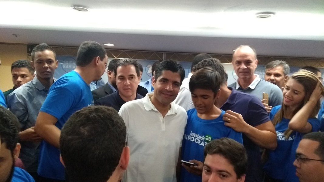 Durante a abertura do Encontro Estadual da Juventude Democratas, em Salvador, o prefeito ACM Neto não descartou a possibilidade de disputar o governo baiano em 2018; “Se o povo da Bahia quiser, vamos estar na luta no ano que vem”, disse ele para mais de 400 jovens; o prefeito também criticou a gestão petista na Bahia, elogiou as obras que comanda e garantiu que “Salvador sairá da crise antes do Brasil" (Foto: Voney Malta) Durante a abertura do Encontro Estadual da Juventude Democratas, em Salvador, o prefeito ACM Neto não descartou a possibilidade de disputar o governo baiano em 2018; “Se o povo da Bahia quiser, vamos estar na luta no ano que vem”, disse ele para mais de 400 jovens; o prefeito também criticou a gestão petista na Bahia, elogiou as obras que comanda e garantiu que “Salvador sairá da crise antes do Brasil"
