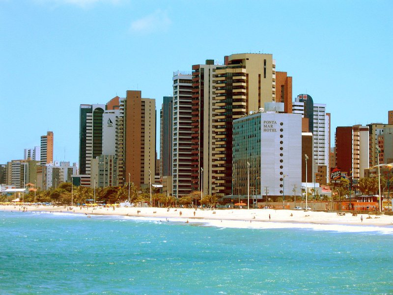 De acordo com a Secretaria do Turismo do Ceará (Setur), cerca de 70 mil turistas deverão desembarcar no Estado durante o feriadão, gerando impacto de R$ 94 milhões de receita direta na economia. A quantidade de visitantes é 27% maior que a do mesmo período do ano passado. Em Fortaleza, a maioria dos hotéis está com 100% de ocupação (Foto: Rodrigo Rocha) De acordo com a Secretaria do Turismo do Ceará (Setur), cerca de 70 mil turistas deverão desembarcar no Estado durante o feriadão, gerando impacto de R$ 94 milhões de receita direta na economia. A quantidade de visitantes é 27% maior que a do mesmo período do ano passado. Em Fortaleza, a maioria dos hotéis está com 100% de ocupação