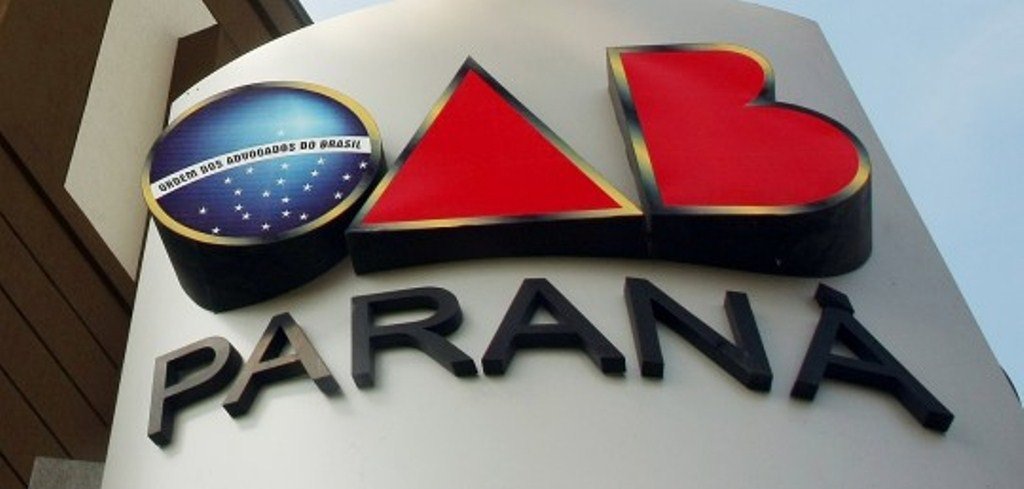 Pesquisa realizada pela Ordem dos Advogados do Brasil, seccional do Paraná, (OAB-PR), com 63 mil advogados habilitados, conclui que mais da metade dos profissionais, 55%, ganham menos que os R$ 4,3 mil pagos como auxílio-moradia à magistratura no Estado; análise sobre o levantamento também prevê que o percentual de advogados no Brasil que devem ganhar menos que o valor do auxílio é ainda maior (Foto: Voney Malta) Pesquisa realizada pela Ordem dos Advogados do Brasil, seccional do Paraná, (OAB-PR), com 63 mil advogados habilitados, conclui que mais da metade dos profissionais, 55%, ganham menos que os R$ 4,3 mil pagos como auxílio-moradia à magistratura no Estado; análise sobre o levantamento também prevê que o percentual de advogados no Brasil que devem ganhar menos que o valor do auxílio é ainda maior