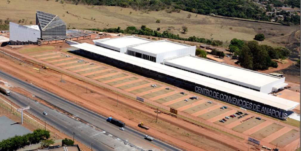 Operários trabalham nas obras de construção do Centro de Convenções de Anápolis que, com 32,8 mil metros quadrados de área construída, será o maior da região Centro-Oeste; Agetop já concluiu 80% da obra e cerca de 200 funcionários trabalham no local atualmente, onde executam obras como a colocação de vidros, pisos e revestimentos e de estrutura metálica para gesso (Foto: José Barbacena) Operários trabalham nas obras de construção do Centro de Convenções de Anápolis que, com 32,8 mil metros quadrados de área construída, será o maior da região Centro-Oeste; Agetop já concluiu 80% da obra e cerca de 200 funcionários trabalham no local atualmente, onde executam obras como a colocação de vidros, pisos e revestimentos e de estrutura metálica para gesso