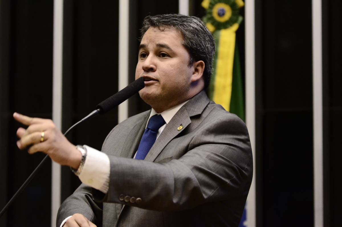 O líder do DEM na Câmara, deputado Efraim Filho (PB), criticou nesta quinta-feira o movimento do PMDB na busca por parlamentares dissidentes do PSB que estariam sendo atraídos para aumentar a bancada do Democratas; assim como o presidente da Câmara, Rodrigo Maia (DEM-RJ), Efraim considerou que o movimento dos peemedebistas "não configura uma posição de aliados"; "Não é a demonstração que um aliado espera receber. Essas disputas que deveriam ser entre governo e oposição serem trazidas pra dentro da base aliada só fragilizam a relação. Ao invés de agregar, o PMDB acaba agredindo os aliados", disse Efraim (Foto: Romulo Faro) O líder do DEM na Câmara, deputado Efraim Filho (PB), criticou nesta quinta-feira o movimento do PMDB na busca por parlamentares dissidentes do PSB que estariam sendo atraídos para aumentar a bancada do Democratas; assim como o presidente da Câmara, Rodrigo Maia (DEM-RJ), Efraim considerou que o movimento dos peemedebistas "não configura uma posição de aliados"; "Não é a demonstração que um aliado espera receber. Essas disputas que deveriam ser entre governo e oposição serem trazidas pra dentro da base aliada só fragilizam a relação. Ao invés de agregar, o PMDB acaba agredindo os aliados", disse Efraim
