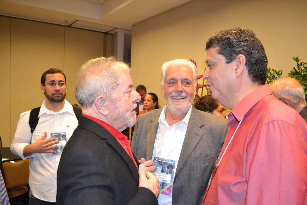 O secretário nacional de Finanças e Planejamento do PT, Márcio Macêdo, participa do 6º Congresso Nacional do partido, que acontece em Brasília até este sábado (3); evento, que elegerá a nova direção da sigla, é também um momento de debate sobre a conjuntura política do Brasil, sobretudo a crise que afeta o país e o governo de Michel Temer; "Temos pautas que unem o partido: Diretas Já e Fora Temer. E não vamos aceitar participar de nenhum colégio eleitoral que exclua o povo da escolha de um novo presidente. Se isso acontecer, o PT não vai participar e ainda vai denunciar", declarou Márcio, reforçando a posição contrária do partido ao processo de eleições indiretas (Foto: José Barbacena) O secretário nacional de Finanças e Planejamento do PT, Márcio Macêdo, participa do 6º Congresso Nacional do partido, que acontece em Brasília até este sábado (3); evento, que elegerá a nova direção da sigla, é também um momento de debate sobre a conjuntura política do Brasil, sobretudo a crise que afeta o país e o governo de Michel Temer; "Temos pautas que unem o partido: Diretas Já e Fora Temer. E não vamos aceitar participar de nenhum colégio eleitoral que exclua o povo da escolha de um novo presidente. Se isso acontecer, o PT não vai participar e ainda vai denunciar", declarou Márcio, reforçando a posição contrária do partido ao processo de eleições indiretas