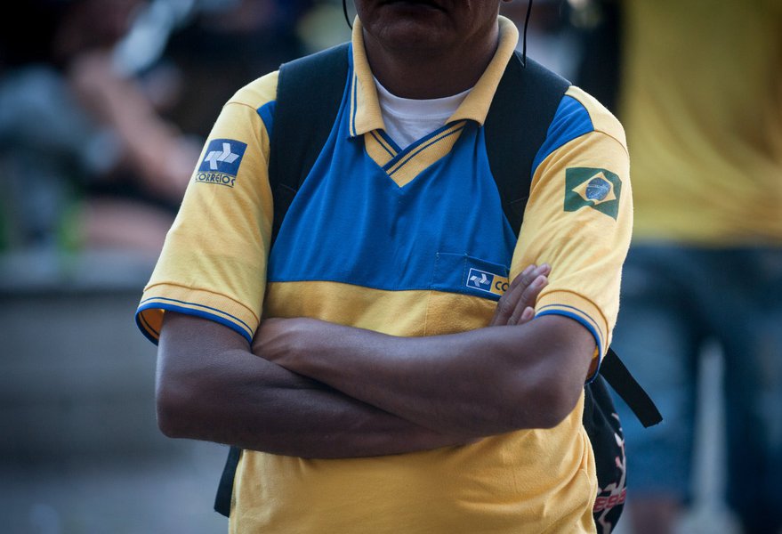Com a presença de 246 funcionários, os trabalhadores dos Correios de Alagoas decidiram paralisar as atividades por tempo indeterminado; posição foi tomada pós a empresa não oferecer nenhuma proposta de aumento salarial, mesmo com a entrega do calendário de atividades do sindicato; além disso, a categoria também cobra melhores condições de trabalho (Foto: Voney Malta) Com a presença de 246 funcionários, os trabalhadores dos Correios de Alagoas decidiram paralisar as atividades por tempo indeterminado; posição foi tomada pós a empresa não oferecer nenhuma proposta de aumento salarial, mesmo com a entrega do calendário de atividades do sindicato; além disso, a categoria também cobra melhores condições de trabalho