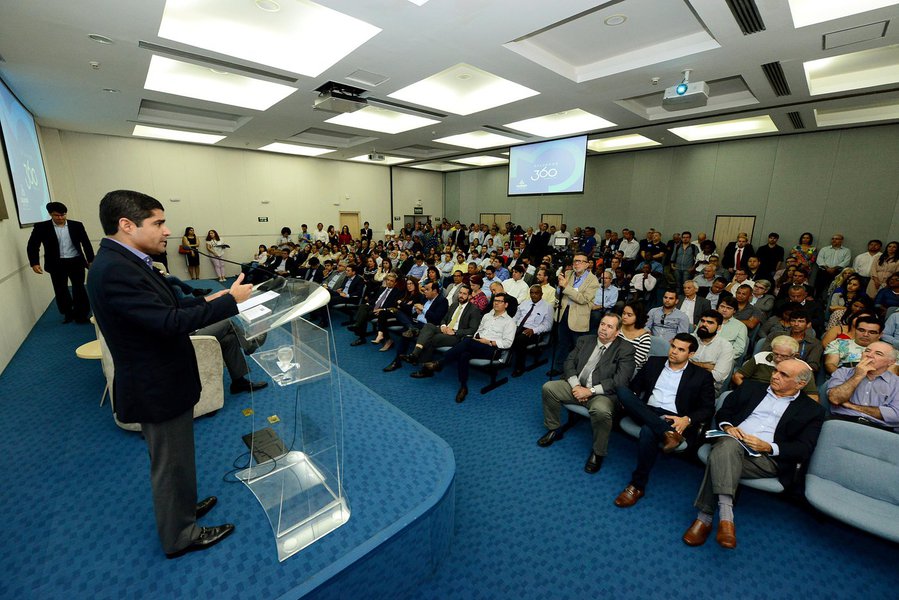 O prefeito ACM Neto (DEM) lançou nesta quarta-feira o 'Salvador Negócios', segundo eixo do programa 'Salvador 360', que reúne "um conjunto de ações voltadas para estimular investimentos, atrair e ampliar empresas e promover a geração de emprego", segundo o democrata; "Com o Salvador 360 Negócios, vamos iniciar um processo de atração de empresas e investimentos para a cidade. O objetivo é a geração de emprego, seja antecipando para o tempo presente o investimento que empresas fariam daqui a dois ou três anos, para oferecer emprego agora, seja atraindo novos vetores econômicos que ainda não estejam instalados em Salvador", disse o prefeito (Foto: Romulo Faro) O prefeito ACM Neto (DEM) lançou nesta quarta-feira o 'Salvador Negócios', segundo eixo do programa 'Salvador 360', que reúne "um conjunto de ações voltadas para estimular investimentos, atrair e ampliar empresas e promover a geração de emprego", segundo o democrata; "Com o Salvador 360 Negócios, vamos iniciar um processo de atração de empresas e investimentos para a cidade. O objetivo é a geração de emprego, seja antecipando para o tempo presente o investimento que empresas fariam daqui a dois ou três anos, para oferecer emprego agora, seja atraindo novos vetores econômicos que ainda não estejam instalados em Salvador", disse o prefeito
