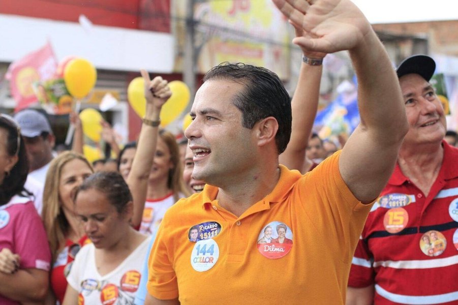 Pesquisa realizada pelo Instituto Falpe na disputa para o governo de Alagoas, em municípios do Litoral Norte, mostra o governador Renan Filho (PMDB) na liderança com 27% das intenções de votos; ele é seguido pelo prefeito de Maceió, Rui Palmeira (PSDB), que tem 19,5%; três mil pessoas foram ouvidas entre os dias 4 e 7 deste mês; a margem de erro é de 3 pontos para mais ou para menos e a margem de confiabilidade é de 95%; pesquisa também traz dados sobre a disputa para o Senado e Câmara Federal (Foto: Voney Malta) Pesquisa realizada pelo Instituto Falpe na disputa para o governo de Alagoas, em municípios do Litoral Norte, mostra o governador Renan Filho (PMDB) na liderança com 27% das intenções de votos; ele é seguido pelo prefeito de Maceió, Rui Palmeira (PSDB), que tem 19,5%; três mil pessoas foram ouvidas entre os dias 4 e 7 deste mês; a margem de erro é de 3 pontos para mais ou para menos e a margem de confiabilidade é de 95%; pesquisa também traz dados sobre a disputa para o Senado e Câmara Federal