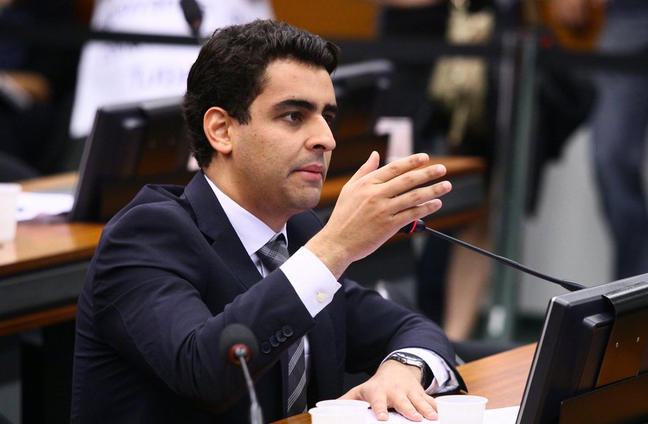 Presidido pelo deputado federal JHC, o PSB tem conversado com lideranças da oposição e da situação comandada pelo governador Renan Filho (PMDB) sobre coligação para 2018; sem preferência ou veto por qualquer grupo, o parlamentar diz que “no momento, estamos apenas fazendo sondagens, avaliando os cenários”; estratégia do parlamentar é se reeleger e voltar a disputar a Prefeitura de Maceió (Foto: Voney Malta) Presidido pelo deputado federal JHC, o PSB tem conversado com lideranças da oposição e da situação comandada pelo governador Renan Filho (PMDB) sobre coligação para 2018; sem preferência ou veto por qualquer grupo, o parlamentar diz que “no momento, estamos apenas fazendo sondagens, avaliando os cenários”; estratégia do parlamentar é se reeleger e voltar a disputar a Prefeitura de Maceió