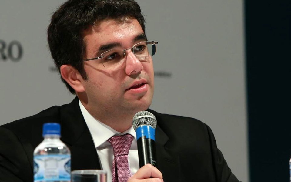 O advogado Gustavo Guedes, defensor do presidente Michel Temer, afirmou na manhã desta quarta-feira, 7, que se o Tribunal Superior Eleitoral (TSE) decidir excluir a delação dos executivos da Odebrecht há chances maiores de que o processo que pode cassar a chapa Dilma-Temer seja rejeitado pela Corte; "Se houver o reconhecimento da preliminar e da delimitação do objeto da ação, ou seja, excluindo-se a Odebrecht, resta muito pouco do processo", disse Guedes, na chegada ao segundo dia do julgamento (Foto: Aquiles Lins) O advogado Gustavo Guedes, defensor do presidente Michel Temer, afirmou na manhã desta quarta-feira, 7, que se o Tribunal Superior Eleitoral (TSE) decidir excluir a delação dos executivos da Odebrecht há chances maiores de que o processo que pode cassar a chapa Dilma-Temer seja rejeitado pela Corte; "Se houver o reconhecimento da preliminar e da delimitação do objeto da ação, ou seja, excluindo-se a Odebrecht, resta muito pouco do processo", disse Guedes, na chegada ao segundo dia do julgamento