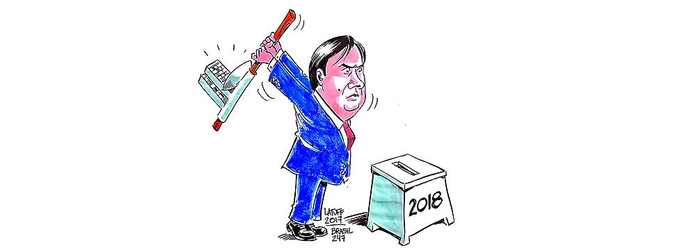 De volta ao 247, o cartunista Latuff aborda a ameaça que paira sobre as eleições presidenciais de 2018, depois que o presidente da Câmara, Rodrigo Maia (DEM-RJ), mandou instalar uma comissão para analisar a proposta de emenda constitucional que prevê eleições simultâneas para todos os cargos majoritários (Foto: Felipe L. Goncalves) De volta ao 247, o cartunista Latuff aborda a ameaça que paira sobre as eleições presidenciais de 2018, depois que o presidente da Câmara, Rodrigo Maia (DEM-RJ), mandou instalar uma comissão para analisar a proposta de emenda constitucional que prevê eleições simultâneas para todos os cargos majoritários