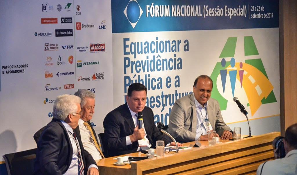 Uma ampla reforma da Previdência, como meio de se salvar os Estados e a própria União do colapso financeiro e fiscal, foi defendida pelo governador Marconi Perillo durante palestra que realizou na abertura do Painel Especial sobre a Crise Financeira Estadual realizado na sexta-feira, na sede do BNDES, no Rio de Janeiro; ao lado do governador anfitrião, Pezão e do economista, Raul Velloso, Marconi iniciou suas explanações tecendo críticas às imposições feitas pelo Congresso Nacional e a União; "Se não fizermos a reforma da Previdência, os Estados vão falir", disse (Foto: José Barbacena) Uma ampla reforma da Previdência, como meio de se salvar os Estados e a própria União do colapso financeiro e fiscal, foi defendida pelo governador Marconi Perillo durante palestra que realizou na abertura do Painel Especial sobre a Crise Financeira Estadual realizado na sexta-feira, na sede do BNDES, no Rio de Janeiro; ao lado do governador anfitrião, Pezão e do economista, Raul Velloso, Marconi iniciou suas explanações tecendo críticas às imposições feitas pelo Congresso Nacional e a União; "Se não fizermos a reforma da Previdência, os Estados vão falir", disse
