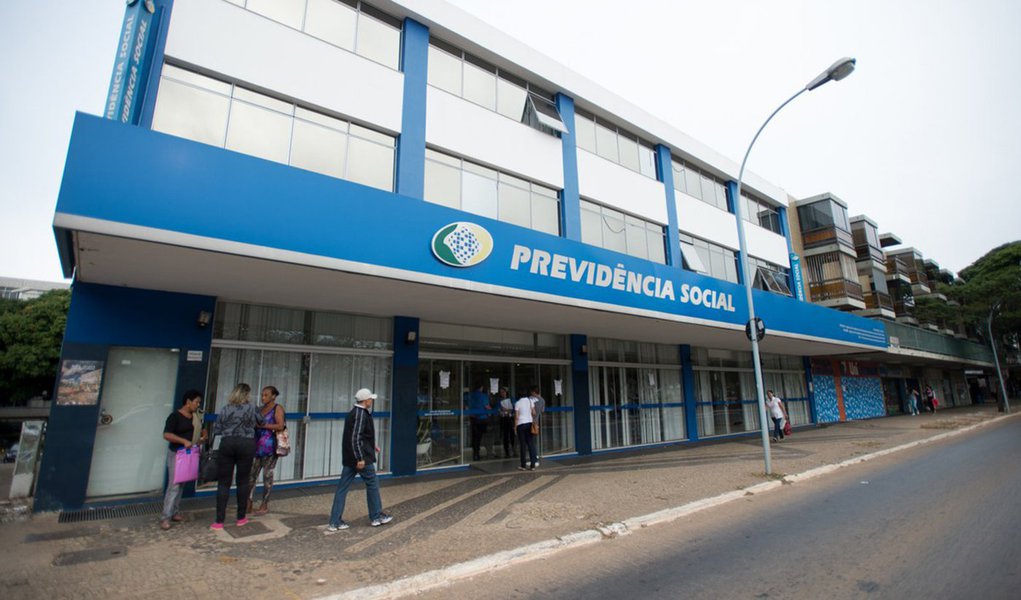 O cientista político e professor Jorge Almeida, da Universidade Federal da Bahia (Ufba), desconfia que o recuo do governo Michel Temer quanto a reforma da Previdência pode ser um balão de ensaio; ele avalia que os protestos registrados anteriormente e a greve geral marcada para o dia 28 devem intensificar a pressão contra o governo; “Essa possibilidade tem a ver com dois fatores vinculados. Um é a rejeição completa da população à Reforma da Previdência. E uma rejeição grande ao governo, que chegou de forma ilegítima e já está isolado, sustentado apenas pelo Congresso sem legitimidade e por grupos empresariais que estão apoiando todas as reformas” (Foto: Voney Malta) O cientista político e professor Jorge Almeida, da Universidade Federal da Bahia (Ufba), desconfia que o recuo do governo Michel Temer quanto a reforma da Previdência pode ser um balão de ensaio; ele avalia que os protestos registrados anteriormente e a greve geral marcada para o dia 28 devem intensificar a pressão contra o governo; “Essa possibilidade tem a ver com dois fatores vinculados. Um é a rejeição completa da população à Reforma da Previdência. E uma rejeição grande ao governo, que chegou de forma ilegítima e já está isolado, sustentado apenas pelo Congresso sem legitimidade e por grupos empresariais que estão apoiando todas as reformas”
