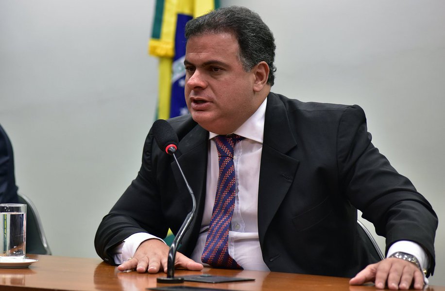 Tem coisa estranha aí. Todos que viram os desdobramentos do impeachment pela TV sabem que Bacelar nunca atuou a favor de Dilma, ao contrário, sempre fez parte da tropa de choque de Eduardo Cunha e votou contra a sua cassação, inclusive. Se pediu dinheiro a Joesley alegando precisar comprar deputados pró-Dilma, a sua intenção deve ter sido espalhar a mentira de que votos pela permanência de Dilma estavam sendo comprados (Foto: Alex Solnik) Tem coisa estranha aí. Todos que viram os desdobramentos do impeachment pela TV sabem que Bacelar nunca atuou a favor de Dilma, ao contrário, sempre fez parte da tropa de choque de Eduardo Cunha e votou contra a sua cassação, inclusive. Se pediu dinheiro a Joesley alegando precisar comprar deputados pró-Dilma, a sua intenção deve ter sido espalhar a mentira de que votos pela permanência de Dilma estavam sendo comprados