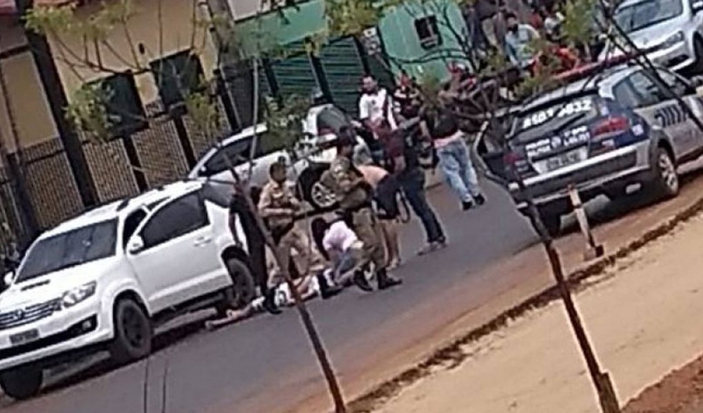O delegado da Polícia Civil Marivan Souza foi atingido com três tiros disparados por policiais militares na manhã deste sábado em Guaraí; Marivan foi confundido com um criminoso e levou dois tiros na cabeça e um no braço; um dos disparos pegou no rosto e arrancou quase toda a orelha direita, o outro atingiu de raspão a cabeça, mas não atingiu o crânio; militares estariam na cidade investigando o assalto a um carro-forte na BR-153, ocorrido na tarde de sexta-feira, 27 (Foto: Aquiles Lins) O delegado da Polícia Civil Marivan Souza foi atingido com três tiros disparados por policiais militares na manhã deste sábado em Guaraí; Marivan foi confundido com um criminoso e levou dois tiros na cabeça e um no braço; um dos disparos pegou no rosto e arrancou quase toda a orelha direita, o outro atingiu de raspão a cabeça, mas não atingiu o crânio; militares estariam na cidade investigando o assalto a um carro-forte na BR-153, ocorrido na tarde de sexta-feira, 27
