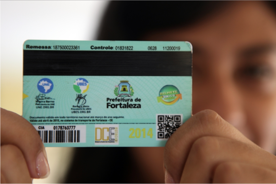 O prazo de validade da Carteira de Estudante 2016 foi prorrogado até 31 de maio, conforme informou nesta terça-feira (25) a Empresa de Transporte Urbano de Fortaleza (Etufor). O prolongamento se deu para que seja concluído o processo de confecção e distribuição dos documentos. Atualmente, foram solicitadas 301.664 mil carteiras estudantis (Foto: Rodrigo Rocha) O prazo de validade da Carteira de Estudante 2016 foi prorrogado até 31 de maio, conforme informou nesta terça-feira (25) a Empresa de Transporte Urbano de Fortaleza (Etufor). O prolongamento se deu para que seja concluído o processo de confecção e distribuição dos documentos. Atualmente, foram solicitadas 301.664 mil carteiras estudantis