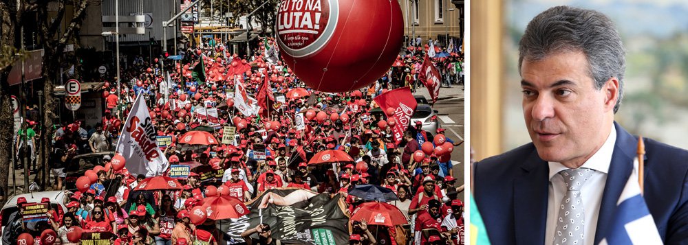 Uma marcha de educadores até o Palácio Iguaçu, no Centro Cívico, marcou o 30 de Agosto — tradicional dia de luta do magistério paranaense; professores e funcionários de escolas reivindicaram, também, a devolução de R$ 20 milhões “roubados” pela administração tucana de Beto Richa; “Exigimos os R$ 20 milhões roubados das escolas!”, dizia uma das enormes faixas carregada pelos educadores nas ruas centrais de Curitiba (Foto: Leonardo Lucena) Uma marcha de educadores até o Palácio Iguaçu, no Centro Cívico, marcou o 30 de Agosto — tradicional dia de luta do magistério paranaense; professores e funcionários de escolas reivindicaram, também, a devolução de R$ 20 milhões “roubados” pela administração tucana de Beto Richa; “Exigimos os R$ 20 milhões roubados das escolas!”, dizia uma das enormes faixas carregada pelos educadores nas ruas centrais de Curitiba