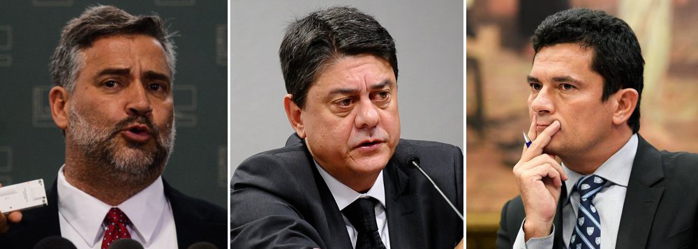 Os deputados Paulo Pimenta (PT-RS) e Wadih Damous (PT-RS), integrantes da CPI da JBS, avaliam que a comissão não deve investigar apenas as delações premiadas ligadas à JBS, que vêm sendo questionadas, mas todos esses processos – incluindo os de Curitiba, na vara do juiz Sergio Moro, que conduz a Lava Jato; “Delatores e investigadores da Polícia Federal e Ministério Público Federal que acabam estabelecendo parcerias não republicanas, escritórios envolvidos, esse modus operandi que tem que ser investigado e esclarecido”, diz Pimenta; “Muitas vezes os investigadores sobretudo os de Curitiba fazem promessas para conseguirem delações que a lei não autoriza que sejam feitas”, afirma Damous (Foto: Leonardo Attuch) Os deputados Paulo Pimenta (PT-RS) e Wadih Damous (PT-RS), integrantes da CPI da JBS, avaliam que a comissão não deve investigar apenas as delações premiadas ligadas à JBS, que vêm sendo questionadas, mas todos esses processos – incluindo os de Curitiba, na vara do juiz Sergio Moro, que conduz a Lava Jato; “Delatores e investigadores da Polícia Federal e Ministério Público Federal que acabam estabelecendo parcerias não republicanas, escritórios envolvidos, esse modus operandi que tem que ser investigado e esclarecido”, diz Pimenta; “Muitas vezes os investigadores sobretudo os de Curitiba fazem promessas para conseguirem delações que a lei não autoriza que sejam feitas”, afirma Damous