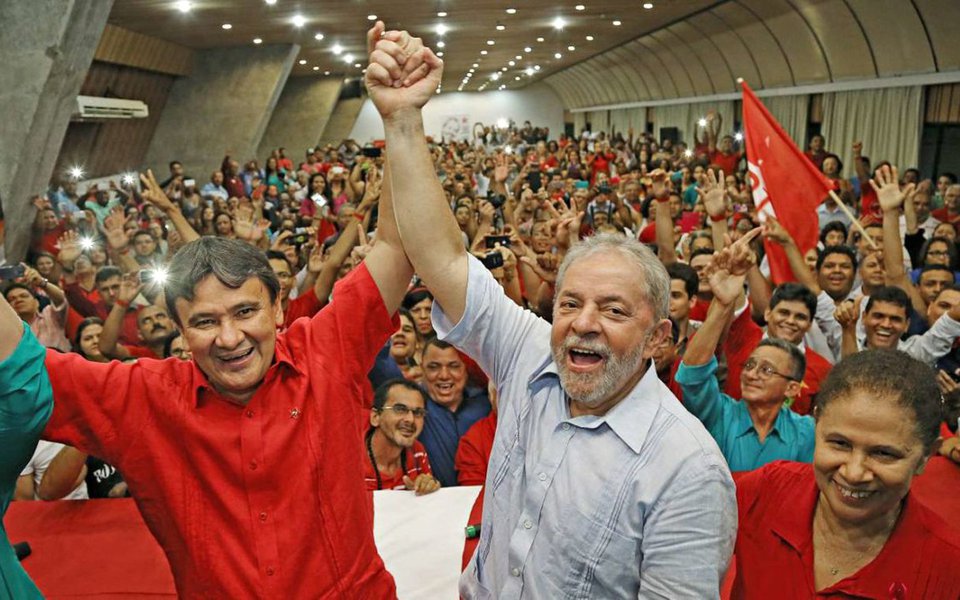 Em saudação à caravana do ex-presidente Lula, que desembarcou no Piauí, a senadora Regina Sousa (PT-PI) afirmou que o petista “reacende a militância, reacende a esperança das pessoas e é isto o que importa, pois o Brasil está precisando de esperança”, diz; governador Wellington Dias concorda com Regina;“Sua vinda ao Piauí possibilita que, mais uma vez, ele trate da pauta de interesse do povo com o próprio povo, para fazer o Brasil voltar a crescer, incentivando empreendimentos sustentáveis, que geram empregos e melhoram as vidas das pessoas”; relato do Piauí Hoje (Foto: Leonardo Lucena) Em saudação à caravana do ex-presidente Lula, que desembarcou no Piauí, a senadora Regina Sousa (PT-PI) afirmou que o petista “reacende a militância, reacende a esperança das pessoas e é isto o que importa, pois o Brasil está precisando de esperança”, diz; governador Wellington Dias concorda com Regina;“Sua vinda ao Piauí possibilita que, mais uma vez, ele trate da pauta de interesse do povo com o próprio povo, para fazer o Brasil voltar a crescer, incentivando empreendimentos sustentáveis, que geram empregos e melhoram as vidas das pessoas”; relato do Piauí Hoje