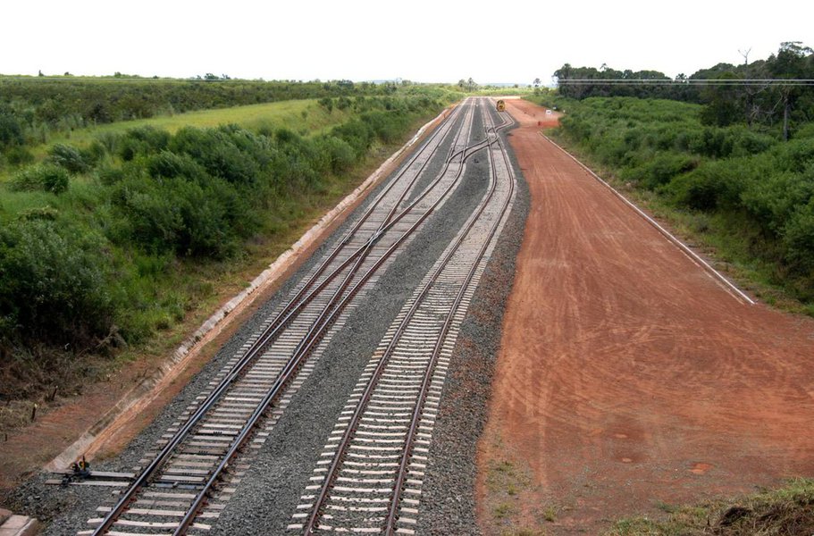 O Ministério da Transparência e Controladoria Geral da União (CGU) aponta indícios de superfaturamento de R$ 108 milhões em obras da ferrovia Norte-Sul, um dos principais corredores ferroviários do país; relatórios indicam irregularidades como pagamentos em duplicidade, preços acima do valor de mercado e até o uso de madeira podre na obra; as irregularidades detectadas pelos fiscais da CGU foram encontradas em dois trechos da ferrovia que, juntos, somam 545 quilômetros e vão da divisa dos Estados de Tocantins e Goiás até a cidade de Anápolis (Foto: Romulo Faro) O Ministério da Transparência e Controladoria Geral da União (CGU) aponta indícios de superfaturamento de R$ 108 milhões em obras da ferrovia Norte-Sul, um dos principais corredores ferroviários do país; relatórios indicam irregularidades como pagamentos em duplicidade, preços acima do valor de mercado e até o uso de madeira podre na obra; as irregularidades detectadas pelos fiscais da CGU foram encontradas em dois trechos da ferrovia que, juntos, somam 545 quilômetros e vão da divisa dos Estados de Tocantins e Goiás até a cidade de Anápolis