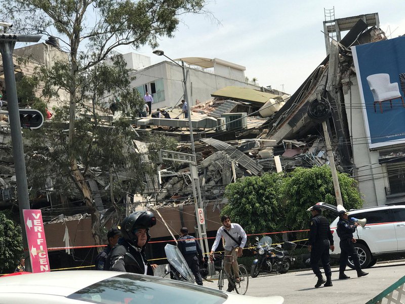 Pelo menos quatro pessoas morreram em um forte terremoto que atingiu o México nesta terça-feira, disseram autoridades locais; duas pessoas morreram no Estado central de Puebla depois que uma escola desabou, segundo Fernando Clemente, um funcionário da proteção civil no Estado; mais duas pessoas morreram no Estado do México, afirmou o governador Alfredo Del Mazo à TV local (Foto: Aquiles Lins) Pelo menos quatro pessoas morreram em um forte terremoto que atingiu o México nesta terça-feira, disseram autoridades locais; duas pessoas morreram no Estado central de Puebla depois que uma escola desabou, segundo Fernando Clemente, um funcionário da proteção civil no Estado; mais duas pessoas morreram no Estado do México, afirmou o governador Alfredo Del Mazo à TV local