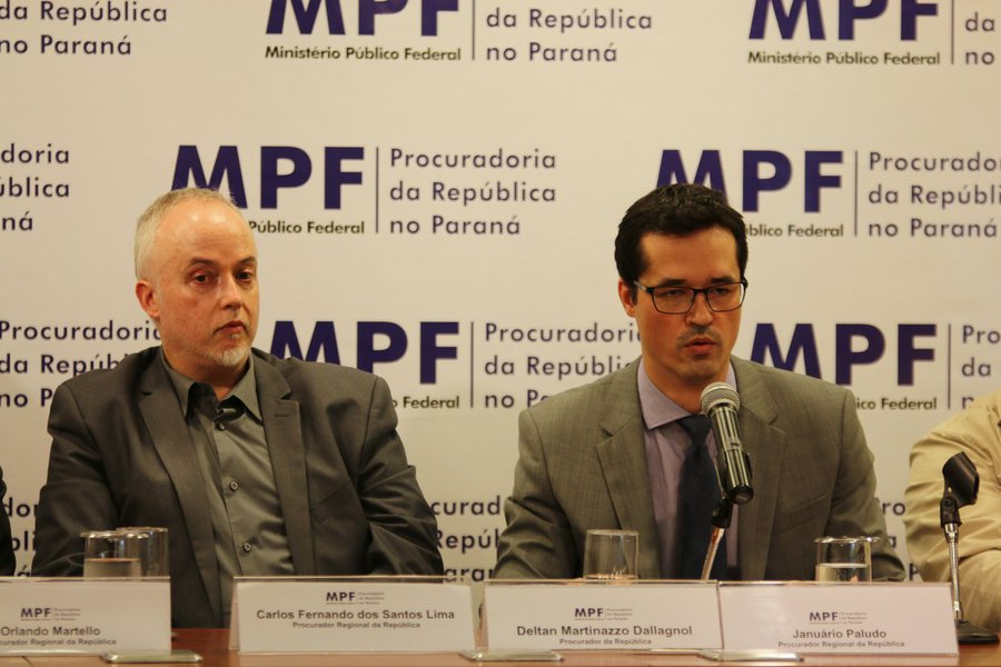 Alcance político da Lava Jato tem tornado cada vez mais distante a possibilidade do coordenador da operação, Deltan Dallagnol, de não se candidatar a um cargo eletivo; no Paraná, o Podemos e a Rede Sustentabilidade tem disputado o passe do procurador visando as eleições de 2018; procurador Carlos Fernando dos Santos Lima é outro que também teria sido sondado pelos mesmos partidos; estudo realizado pelo Instituto Paraná Pesquisas aponta que Dallagnol possui 29,6% das intenções de voto para o Senado em 2018, atrás apenas do senador Roberto Requião (PMDB), que possui 31,4% da preferência do eleitorado (Foto: Paulo Emílio) Alcance político da Lava Jato tem tornado cada vez mais distante a possibilidade do coordenador da operação, Deltan Dallagnol, de não se candidatar a um cargo eletivo; no Paraná, o Podemos e a Rede Sustentabilidade tem disputado o passe do procurador visando as eleições de 2018; procurador Carlos Fernando dos Santos Lima é outro que também teria sido sondado pelos mesmos partidos; estudo realizado pelo Instituto Paraná Pesquisas aponta que Dallagnol possui 29,6% das intenções de voto para o Senado em 2018, atrás apenas do senador Roberto Requião (PMDB), que possui 31,4% da preferência do eleitorado