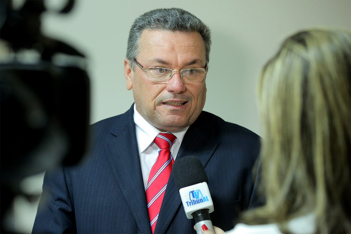 O desembargador Domingos de Araújo Lima Neto, do Tribunal de Justiça de Alagoas, decretou a ilegalidade da greve dos servidores públicos de Maceió; decisão monocrática acolhe os argumentos apresentados pela Prefeitura da capital, que alegou, entre outros pontos, desrespeito à legislação federal; servidores decidiram pela paralisação, por tempo indeterminado, após o prefeito Rui Palmeira (PSDB) anunciar a impossibilidade conceder qualquer reajuste salarial à categoria, que reivindica 6,29% (Foto: Voney Malta) O desembargador Domingos de Araújo Lima Neto, do Tribunal de Justiça de Alagoas, decretou a ilegalidade da greve dos servidores públicos de Maceió; decisão monocrática acolhe os argumentos apresentados pela Prefeitura da capital, que alegou, entre outros pontos, desrespeito à legislação federal; servidores decidiram pela paralisação, por tempo indeterminado, após o prefeito Rui Palmeira (PSDB) anunciar a impossibilidade conceder qualquer reajuste salarial à categoria, que reivindica 6,29%