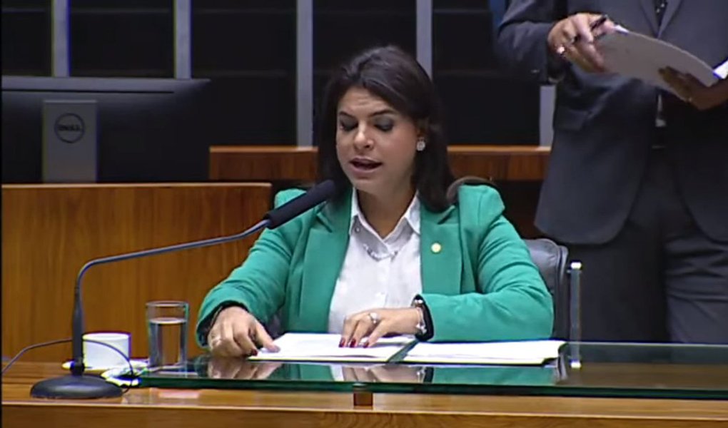 A segunda-secretária da Câmara, deputada Mariana Carvalho (PSDB-RO), leu nesta terça-feira (24) o parecer da Comissão de Constituição e Justiça e de Cidadania (CCJ) contrário ao pedido de autorização do STF para investigar Michel Temer e os ministros Eliseu Padilha (Casa Civil) e Moreira Franco (Secretaria-Geral) por organização criminosa e obstrução de Justiça; votação do parecer do deputado Bonifácio de Andrada (PSDB-MG) está marcada para esta quarta-feira, 25, a partir das 9 horas
(Foto: Aquiles Lins) A segunda-secretária da Câmara, deputada Mariana Carvalho (PSDB-RO), leu nesta terça-feira (24) o parecer da Comissão de Constituição e Justiça e de Cidadania (CCJ) contrário ao pedido de autorização do STF para investigar Michel Temer e os ministros Eliseu Padilha (Casa Civil) e Moreira Franco (Secretaria-Geral) por organização criminosa e obstrução de Justiça; votação do parecer do deputado Bonifácio de Andrada (PSDB-MG) está marcada para esta quarta-feira, 25, a partir das 9 horas