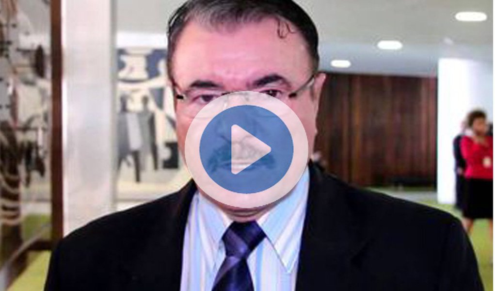 O deputado federal Cícero Almeida (PMDB) lançou uma enquete inusitada em suas redes sociais; em um vídeo divulgado no Facebook, o parlamentar pede que os eleitores alagoanos decidam como ele deve votar acerca da admissibilidade ou não da nova denúncia apresentada pela Procuradoria Geral da República contra o presidente Michel Temer (PMDB) e os ministros os ministros da Casa Civil, Eliseu Padilha, e da Secretaria-Geral, Moreira Franco (Foto: Voney Malta) O deputado federal Cícero Almeida (PMDB) lançou uma enquete inusitada em suas redes sociais; em um vídeo divulgado no Facebook, o parlamentar pede que os eleitores alagoanos decidam como ele deve votar acerca da admissibilidade ou não da nova denúncia apresentada pela Procuradoria Geral da República contra o presidente Michel Temer (PMDB) e os ministros os ministros da Casa Civil, Eliseu Padilha, e da Secretaria-Geral, Moreira Franco