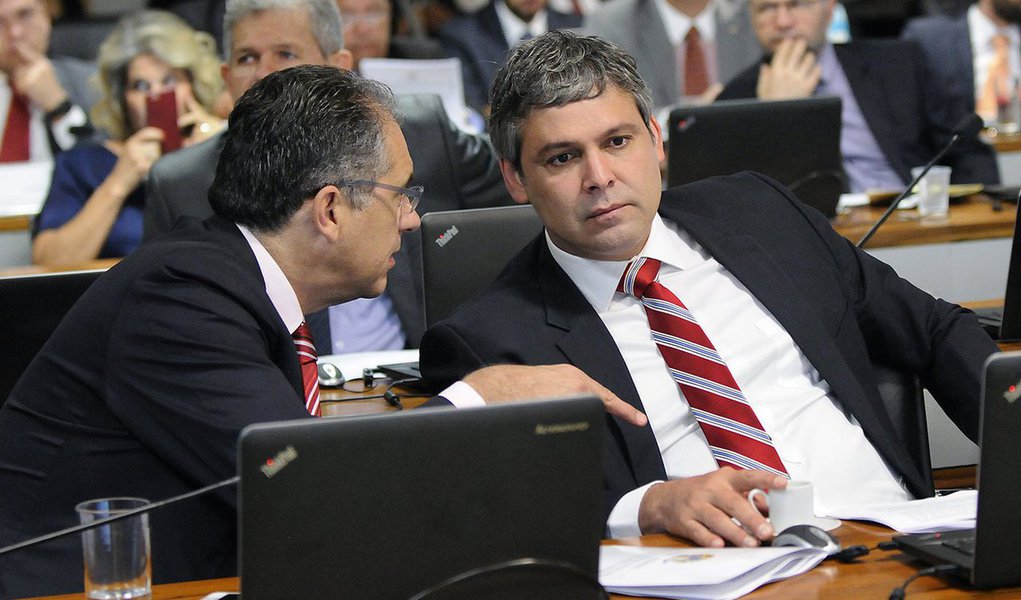 Os líderes das bancadas do PT na Câmara, deputado Carlos Zarattini, e no Senado, senador Lindbergh Farias, protocolaram representação no Ministério Público do Trabalho contra a portaria do Ministério do Trabalho libera a volta do trabalho escravo; entre os pedidos do PT, estão a abertura de procedimento investigativo das causas e de acompanhamento dos efeitos da referida Portaria, voltados à segurança jurídica para que: haja apuração permanente sobre eventual fraude nos procedimentos de atualização e publicação da versão do Cadastro de Empregadores que tenham submetido trabalhadores a condições análogas à de escravo; para a manutenção do normativo orientador das equipes de fiscalização do Ministério do Trabalho, entre outras ações (Foto: Aquiles Lins) Os líderes das bancadas do PT na Câmara, deputado Carlos Zarattini, e no Senado, senador Lindbergh Farias, protocolaram representação no Ministério Público do Trabalho contra a portaria do Ministério do Trabalho libera a volta do trabalho escravo; entre os pedidos do PT, estão a abertura de procedimento investigativo das causas e de acompanhamento dos efeitos da referida Portaria, voltados à segurança jurídica para que: haja apuração permanente sobre eventual fraude nos procedimentos de atualização e publicação da versão do Cadastro de Empregadores que tenham submetido trabalhadores a condições análogas à de escravo; para a manutenção do normativo orientador das equipes de fiscalização do Ministério do Trabalho, entre outras ações