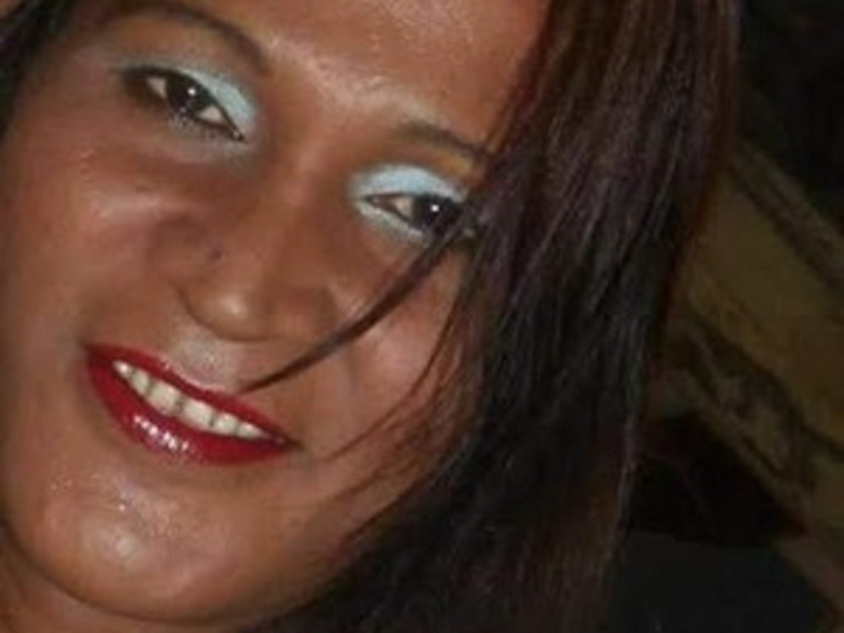 A travesti Paulete é a nova vitima da violência de gênero que tem marcado os últimos tempos, no Ceará. Em Morrinhos, na região Norte, próximo à Sobral, Paulete foi agredida com socos, chutes e pontapés e levou três facadas no pescoço e no estômago. Ela está internada, em estado grave, na Santa Casa de Misericórdia de Sobral (Foto: Fatima 247) A travesti Paulete é a nova vitima da violência de gênero que tem marcado os últimos tempos, no Ceará. Em Morrinhos, na região Norte, próximo à Sobral, Paulete foi agredida com socos, chutes e pontapés e levou três facadas no pescoço e no estômago. Ela está internada, em estado grave, na Santa Casa de Misericórdia de Sobral