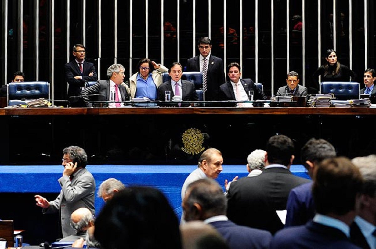 A guerra política envolvendo o Tribunal de Contas dos Municípios do Ceará iniciou uma nova etapa. Em luta para manter o órgão e atender um aliado, o senador Eunício Oliveira (PMDB-CE), autor da PEC 2/2017, que altera a Constituição Federal para manter os Tribunais de Contas, conseguiu aprovar a proposta em primeira votação. Na Assembleia Legislativa do Ceará, instância decisória, até o momento, para decidir sobre o tema, o deputado Heitor Ferrer protocolou, duas novas propostas para tentar extinguir o órgão
(Foto: Fatima 247) A guerra política envolvendo o Tribunal de Contas dos Municípios do Ceará iniciou uma nova etapa. Em luta para manter o órgão e atender um aliado, o senador Eunício Oliveira (PMDB-CE), autor da PEC 2/2017, que altera a Constituição Federal para manter os Tribunais de Contas, conseguiu aprovar a proposta em primeira votação. Na Assembleia Legislativa do Ceará, instância decisória, até o momento, para decidir sobre o tema, o deputado Heitor Ferrer protocolou, duas novas propostas para tentar extinguir o órgão