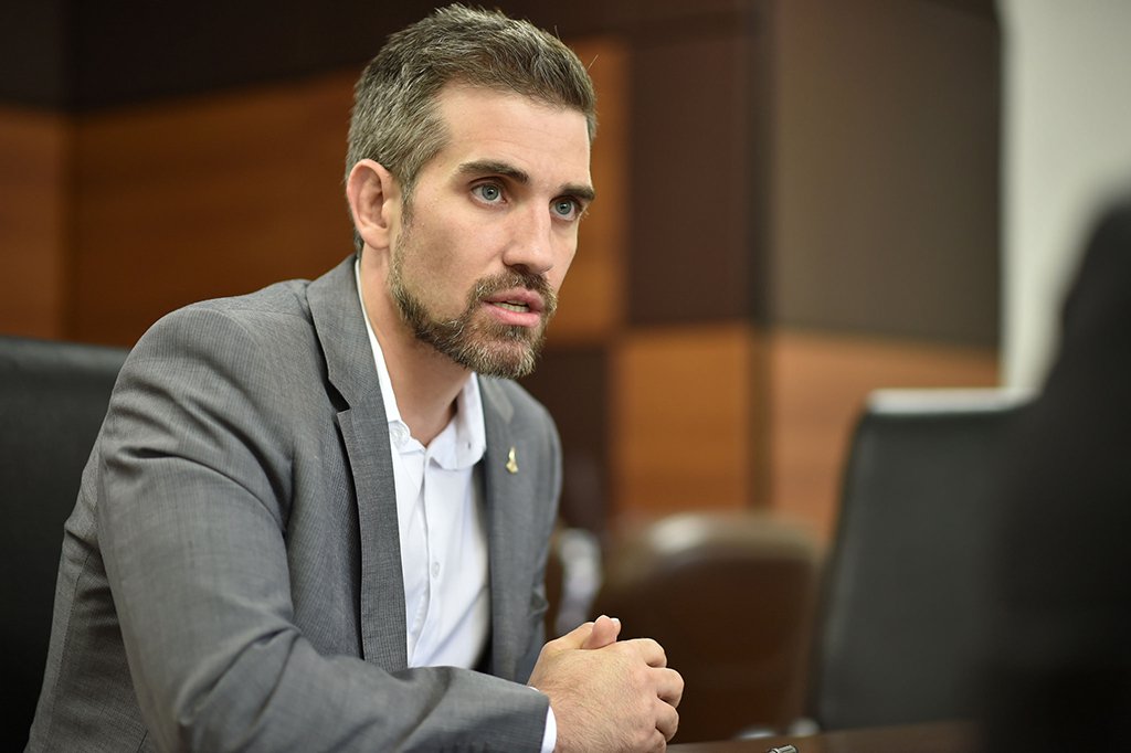 A Secretaria de Saúde do Distrito Federal, comandada por Humberto Fonseca, informou que, apenas este ano, recomendou a demissão de 30 servidores por falta injustificada e/ou uso de atestado falso; a lista foi para a mesa do governador Rodrigo Rollemberg, que não tem prazo dar uma posição; desde janeiro, o chefe do executivo local determinou a demissão de oito servidores – seis deles justamente por inassiduidade no trabalho; foi feita uma sindicância interna, dando direito de defesa aos profissionais (Foto: Leonardo Lucena) A Secretaria de Saúde do Distrito Federal, comandada por Humberto Fonseca, informou que, apenas este ano, recomendou a demissão de 30 servidores por falta injustificada e/ou uso de atestado falso; a lista foi para a mesa do governador Rodrigo Rollemberg, que não tem prazo dar uma posição; desde janeiro, o chefe do executivo local determinou a demissão de oito servidores – seis deles justamente por inassiduidade no trabalho; foi feita uma sindicância interna, dando direito de defesa aos profissionais