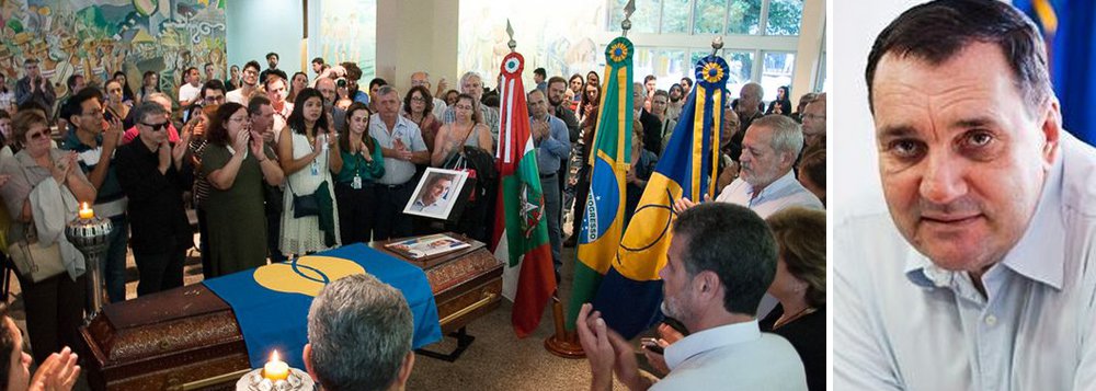 No enterro do reitor da UFSC Luiz Cancellier, o representante dos alunos Leonardo Moraes, seu orientando, foi aplaudido de pé quando disse: “A tragédia de ontem não foi um acidente. Um desafeto político, uma denúncia deturpada, um processo arbitrário conduzido por uma delegada, possivelmente inconformada por ter sido afastada da Lava Jato, uma decisão inconsequente da juíza da 1a. Vara da Justiça Federal de Florianópolis mudaram, do dia para a noite, a vida do reitor Luiz Carlos Cancellier. Depoimentos que o absolviam foram ignorados, provas foram colhidas sem qualquer contraditório, uma prisão duramente criticada por toda comunidade jurídica catarinense. Uma decisão assinada no conforto de um gabinete, que transformou a história da nossa universidade" (Foto: Giuliana Miranda) No enterro do reitor da UFSC Luiz Cancellier, o representante dos alunos Leonardo Moraes, seu orientando, foi aplaudido de pé quando disse: “A tragédia de ontem não foi um acidente. Um desafeto político, uma denúncia deturpada, um processo arbitrário conduzido por uma delegada, possivelmente inconformada por ter sido afastada da Lava Jato, uma decisão inconsequente da juíza da 1a. Vara da Justiça Federal de Florianópolis mudaram, do dia para a noite, a vida do reitor Luiz Carlos Cancellier. Depoimentos que o absolviam foram ignorados, provas foram colhidas sem qualquer contraditório, uma prisão duramente criticada por toda comunidade jurídica catarinense. Uma decisão assinada no conforto de um gabinete, que transformou a história da nossa universidade"