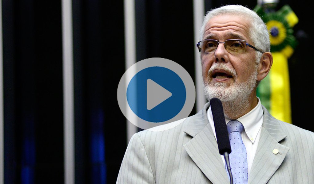 O deputado federal Jorge Solla (PT-BA) denunciou do plenário da Câmara o desvio de mais de R$ 680 milhões de medicamentos do Ministério da Saúde para a compra de votos de parlamentares na votação da denúncia contra o presidente Michel Temer; segundo ele, "Pagar a conta de manter um presidente corrupto é caro, e pagar a conta de manter duas vezes é muito caro. O problema é quem paga a conta. Quem paga a conta é o povo brasileiro" (Foto: Voney Malta) O deputado federal Jorge Solla (PT-BA) denunciou do plenário da Câmara o desvio de mais de R$ 680 milhões de medicamentos do Ministério da Saúde para a compra de votos de parlamentares na votação da denúncia contra o presidente Michel Temer; segundo ele, "Pagar a conta de manter um presidente corrupto é caro, e pagar a conta de manter duas vezes é muito caro. O problema é quem paga a conta. Quem paga a conta é o povo brasileiro"