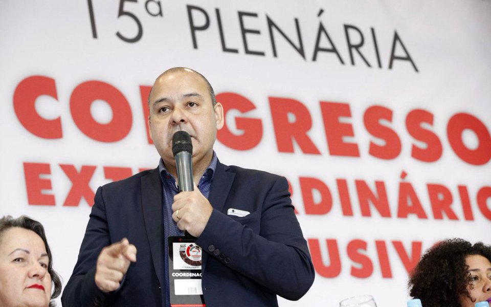 Presidente da CUT, durante mesa de discussão sobre a conjuntura nacional no 15º Congresso Extraordinário e Exclusivo da CUT: 100 anos, afirma que o Brasil passa por um momento de "ataque à soberania", e os movimentos sociais e sindicais têm no horizonte a necessidade de lutar contra essa situação (Foto: Gisele Federicce) Presidente da CUT, durante mesa de discussão sobre a conjuntura nacional no 15º Congresso Extraordinário e Exclusivo da CUT: 100 anos, afirma que o Brasil passa por um momento de "ataque à soberania", e os movimentos sociais e sindicais têm no horizonte a necessidade de lutar contra essa situação