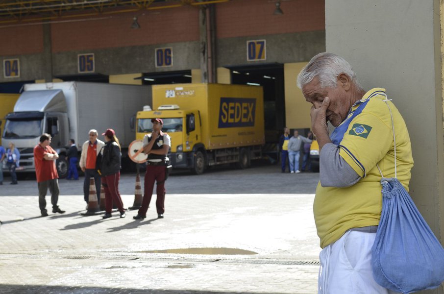 O Brasil e a população querem um Correios forte, indutor do desenvolvimento nacional. Esperamos que esse governo tenha bom senso pelo menos uma vez e preserve os empregos e os serviços essenciais realizados pelos Correios (Foto: Maria do Rosário) O Brasil e a população querem um Correios forte, indutor do desenvolvimento nacional. Esperamos que esse governo tenha bom senso pelo menos uma vez e preserve os empregos e os serviços essenciais realizados pelos Correios