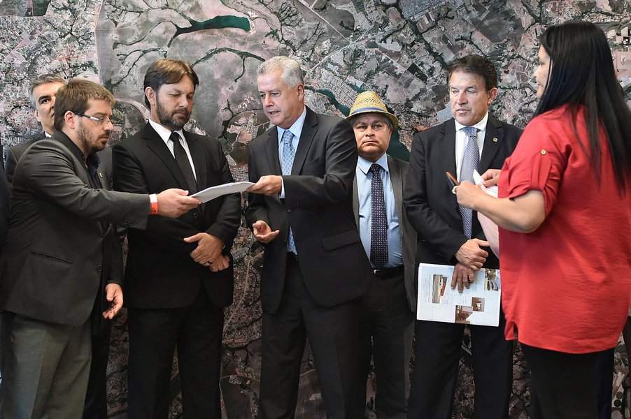 O governador de Brasília, Rodrigo Rollemberg, entregou à Câmara Legislativa três projetos de lei que criam mais mecanismos para organização do território do Distrito Federal; de acordo com o chefe do executivo, as proposições devem melhorar a dinâmica da construção civil no Distrito Federal; um dos projetos estabelece, por exemplo, a quantidade de pavimentos em determinada região, especifica largura de calçadas e ainda traz quais elementos os responsáveis técnicos devem obedecer para manter a obra em segurança (Foto: Leonardo Lucena) O governador de Brasília, Rodrigo Rollemberg, entregou à Câmara Legislativa três projetos de lei que criam mais mecanismos para organização do território do Distrito Federal; de acordo com o chefe do executivo, as proposições devem melhorar a dinâmica da construção civil no Distrito Federal; um dos projetos estabelece, por exemplo, a quantidade de pavimentos em determinada região, especifica largura de calçadas e ainda traz quais elementos os responsáveis técnicos devem obedecer para manter a obra em segurança