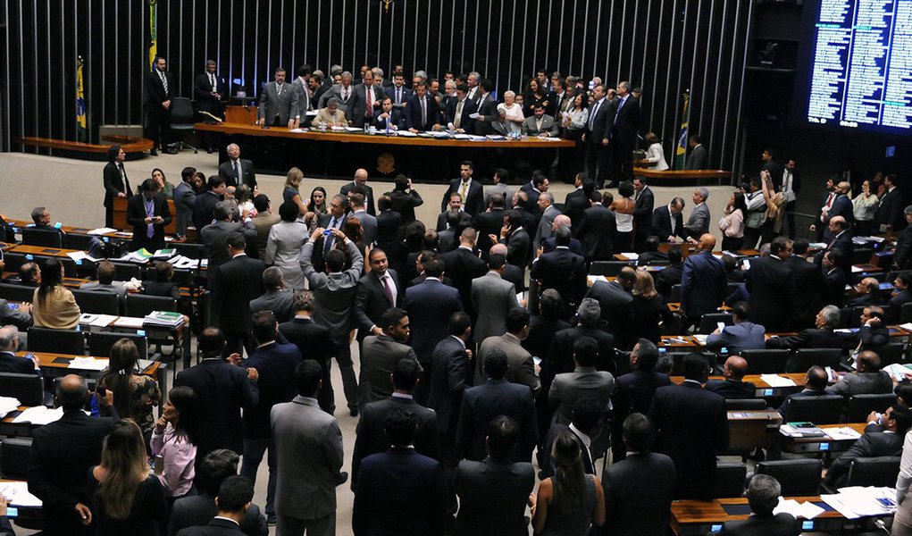 Levantamento feito por meios de comunicação mostra que os indecisos são maioria entre os deputados federais maranhenses sobre qual posição tomar com relação a Reforma da Previdência; entre os 18 parlamentares, apenas Cleber Verde (PRB) aparece como convicto solitário na defesa da aprovação da proposta (Foto: Voney Malta) Levantamento feito por meios de comunicação mostra que os indecisos são maioria entre os deputados federais maranhenses sobre qual posição tomar com relação a Reforma da Previdência; entre os 18 parlamentares, apenas Cleber Verde (PRB) aparece como convicto solitário na defesa da aprovação da proposta