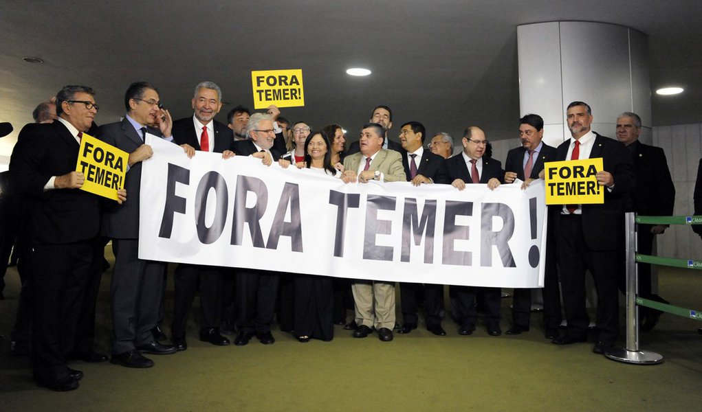 O País assistiu ontem (25), mais uma cena deprimente de uma Câmara de vendidos (em sua maioria), comprometida com um criminoso comprovado, que dirige de forma ilegal, irresponsável e descredibilizada, o maior País da América Latina (Foto: Ricardo Fonseca) O País assistiu ontem (25), mais uma cena deprimente de uma Câmara de vendidos (em sua maioria), comprometida com um criminoso comprovado, que dirige de forma ilegal, irresponsável e descredibilizada, o maior País da América Latina