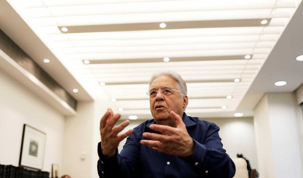 Com o PSDB cada vez mais desgastado pelo contínuo envolvimento de membros da cúpula da legenda em delações da Lava Jato e pelo apoio dado ao golpe que alçou Michel Temer ao poder, o eleitorado brasileiro quer distância de uma das principais lideranças tucanas: o ex-presidente Fernando Henrique Cardoso; levantamento feito pelo Instituto Paraná Pesquisas aponta que 70% dos brasileiros não dão valor algum às opiniões de FHC a respeito das crises política e econômica; outros 40% relataram que podem até deixar de votar em alguém apoiado pelo tucano; posições de FHC só repercutem dentro do próprio PSDB e junto a grande mídia (Foto: Paulo Emílio) Com o PSDB cada vez mais desgastado pelo contínuo envolvimento de membros da cúpula da legenda em delações da Lava Jato e pelo apoio dado ao golpe que alçou Michel Temer ao poder, o eleitorado brasileiro quer distância de uma das principais lideranças tucanas: o ex-presidente Fernando Henrique Cardoso; levantamento feito pelo Instituto Paraná Pesquisas aponta que 70% dos brasileiros não dão valor algum às opiniões de FHC a respeito das crises política e econômica; outros 40% relataram que podem até deixar de votar em alguém apoiado pelo tucano; posições de FHC só repercutem dentro do próprio PSDB e junto a grande mídia