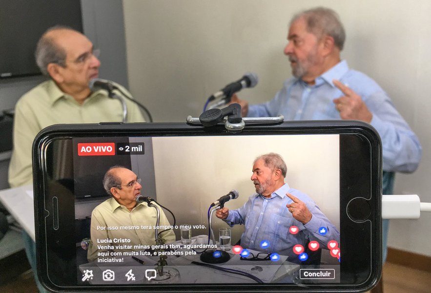 Em entrevista nesta manhã ao jornalista Mario Kertész, da rádio Metrópole de Salvador, o ex-presidente Lula afirma que o objetivo de sua eventual condenação em segunda instância é concluir o golpe, iniciado em 2016 com a derrubada da presidente Dilma Rousseff; "Deram um golpe, colocaram o Temer e o Brasil afundou", disse Lula; "Não fizeram isso para o Lula voltar e eles sabem que eu sei como consertar esse país"; Lula prometeu retomar investimentos para a roda econômica voltar a girar; na entrevista, ele também criticou a força-tarefa curitibana e disse que eles se tornaram escravos da Rede Globo
(Foto: Aquiles Lins) Em entrevista nesta manhã ao jornalista Mario Kertész, da rádio Metrópole de Salvador, o ex-presidente Lula afirma que o objetivo de sua eventual condenação em segunda instância é concluir o golpe, iniciado em 2016 com a derrubada da presidente Dilma Rousseff; "Deram um golpe, colocaram o Temer e o Brasil afundou", disse Lula; "Não fizeram isso para o Lula voltar e eles sabem que eu sei como consertar esse país"; Lula prometeu retomar investimentos para a roda econômica voltar a girar; na entrevista, ele também criticou a força-tarefa curitibana e disse que eles se tornaram escravos da Rede Globo